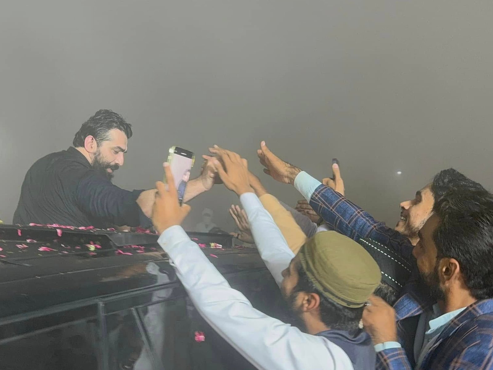 VIP guest receiving warm welcome with crowd interaction at Mailsi Jalsa